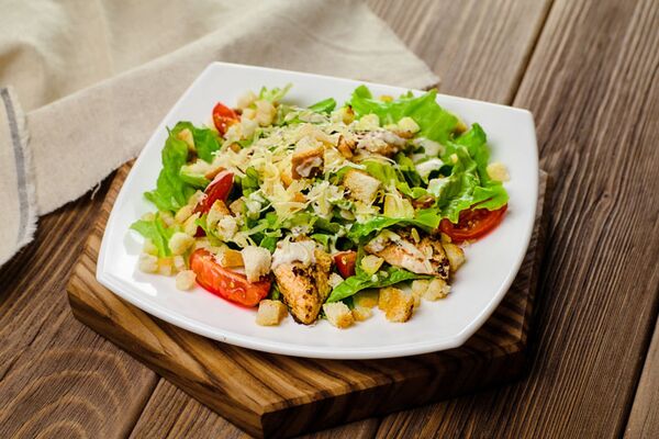 Салат з сухариками та копченою ковбасою