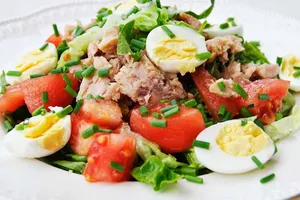 Салат с сыром и тунцом - пошаговый рецепт Салат с сыром и тунцом - пошаговый рецепт