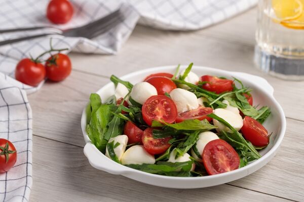 Салат с рукколой и моцареллой