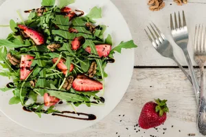 Салат с рукколой и клубникой - пошаговый рецепт Салат с рукколой и клубникой - пошаговый рецепт