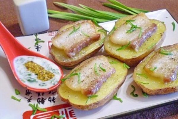 Картошка с салом и чесноком в духовке