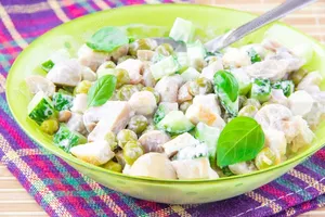 Салат с зеленым горошком и курицей - пошаговый рецепт Салат с зеленым горошком и курицей - пошаговый рецепт
