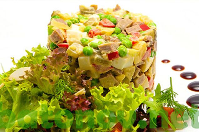 Салат с горошком и языком