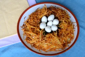Салат "Гніздо глухаря" з копченою куркою - покроковий рецепт Салат "Гніздо глухаря" з копченою куркою - покроковий рецепт