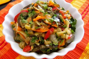 Салат с баклажанами и шампиньонами - пошаговый рецепт Салат с баклажанами и шампиньонами - пошаговый рецепт