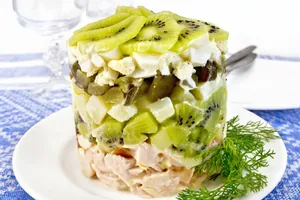 Салат з ківі і копченою куркою - покроковий рецепт Салат з ківі і копченою куркою - покроковий рецепт