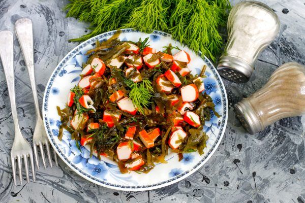 Салат із морської капусти з крабовими паличками