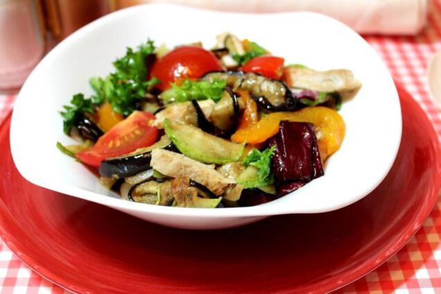 Теплый салат с телятиной и овощами 