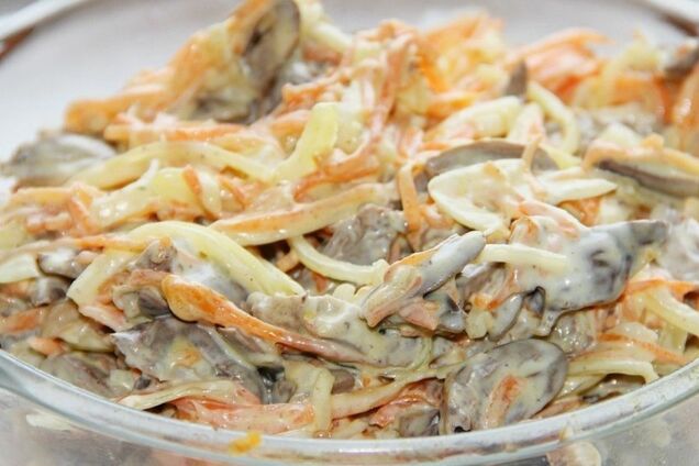 Салат из куриных сердечек с морковью и луком