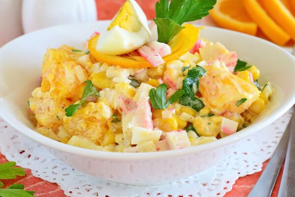 Салат ''Королівський'' із крабовими паличками й апельсином