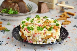 Салат "Королевский" с сухариками - пошаговый рецепт Салат "Королевский" с сухариками - пошаговый рецепт