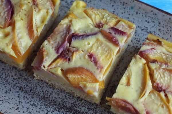 Заливний пиріг із персиками