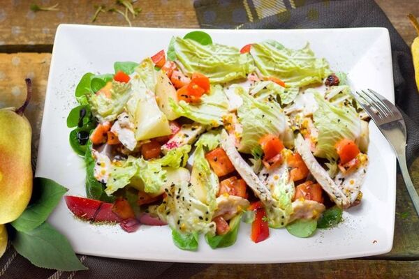 Салат с грушей и курицей