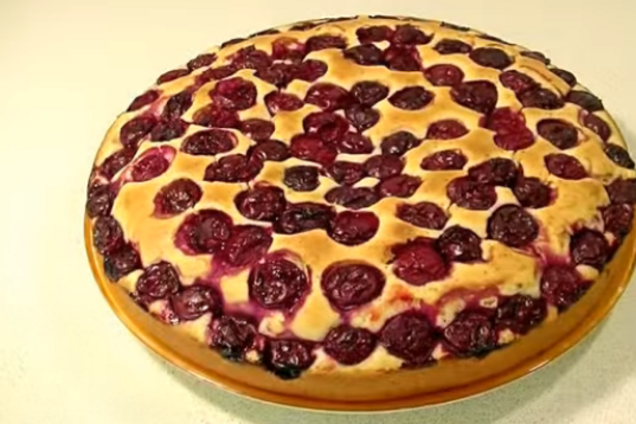 Сладкий заливной пирог на кефире