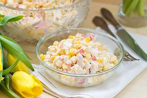 Салат с рисом и кукурузой - пошаговый рецепт Салат с рисом и кукурузой - пошаговый рецепт