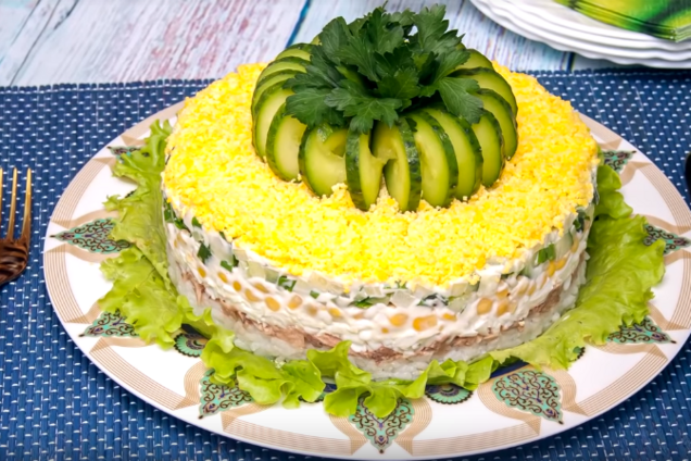 Салат із рисом і печінкою тріски