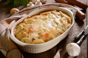 М'ясо по-французьки з курки з ананасом - покроковий рецепт М'ясо по-французьки з курки з ананасом - покроковий рецепт