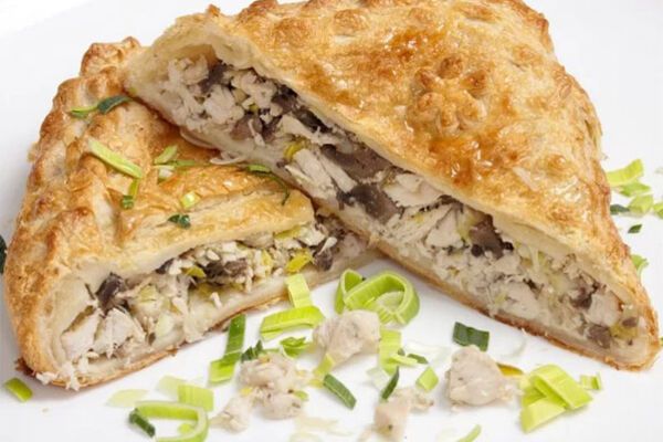 Слоеный пирог с курицей и грибами