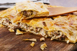 Пирог с курицей и грибами из слоеного теста - пошаговый рецепт Пирог с курицей и грибами из слоеного теста - пошаговый рецепт