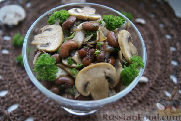 Салат із квасолею та грибами