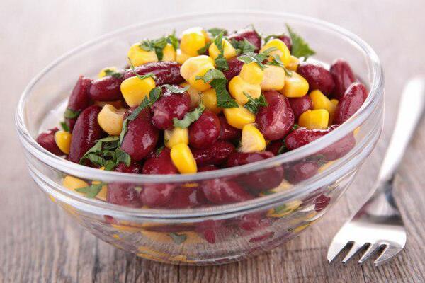 Салат с фасолью и кукурузой