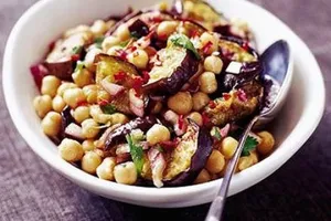 Салат с фасолью и баклажанами - пошаговый рецепт Салат с фасолью и баклажанами - пошаговый рецепт