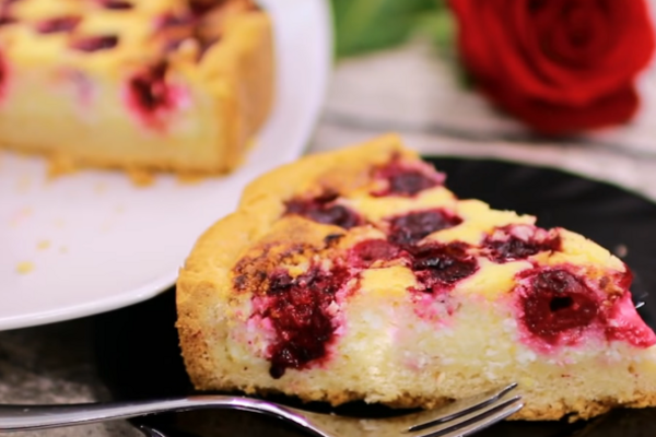 Пирог с вишней и творогом