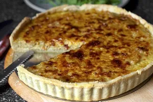 Луковый пирог с плавлеными сырками - пошаговый рецепт Луковый пирог с плавлеными сырками - пошаговый рецепт