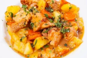Тушковане м'ясо з картоплею - покроковий рецепт Тушковане м'ясо з картоплею - покроковий рецепт
