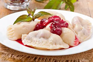 Вареники с вишнями на пару - пошаговый рецепт Вареники с вишнями на пару - пошаговый рецепт