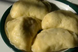 Вареники с вишней на кефире - пошаговый рецепт Вареники с вишней на кефире - пошаговый рецепт