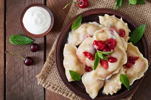 Пышные вареники с вишней на пару - пошаговый рецепт Пышные вареники с вишней на пару - пошаговый рецепт