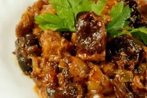 Тушеное мясо с черносливом - пошаговый рецепт Тушеное мясо с черносливом - пошаговый рецепт