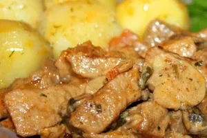 Тушеное мясо с луком - пошаговый рецепт Тушеное мясо с луком - пошаговый рецепт