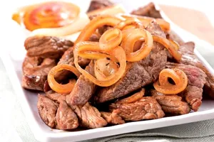 Жареное мясо с луком - пошаговый рецепт Жареное мясо с луком - пошаговый рецепт