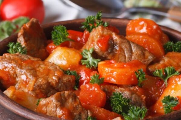 Тушкована телятина з овочами на сковороді