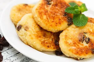 Сырники с изюмом и орехами - пошаговый рецепт Сырники с изюмом и орехами - пошаговый рецепт