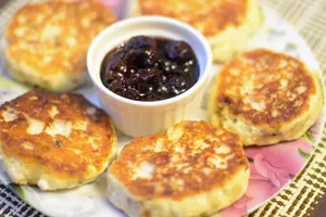Сырники с бананом, курагой и орехами - пошаговый рецепт Сырники с бананом, курагой и орехами - пошаговый рецепт