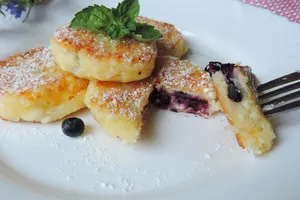 Сырники с черникой - пошаговый рецепт Сырники с черникой - пошаговый рецепт