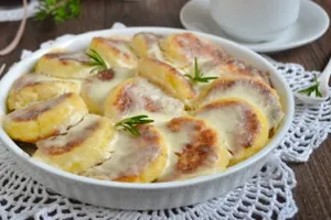Сырники в медово-сметанном соусе - пошаговый рецепт Сырники в медово-сметанном соусе - пошаговый рецепт