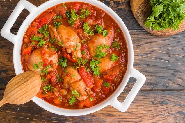 Жареная курица с овощами