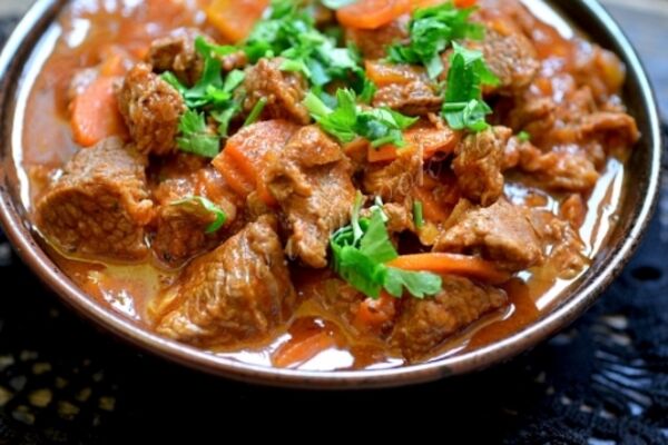 Жареная говядина с овощами на сковороде