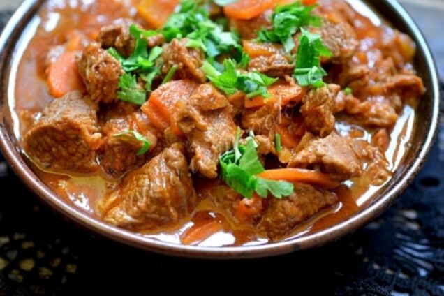 Жареная говядина с овощами на сковороде