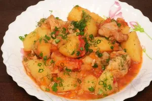 Тушкована курка з картоплею та томатною пастою - покроковий рецепт Тушкована курка з картоплею та томатною пастою - покроковий рецепт