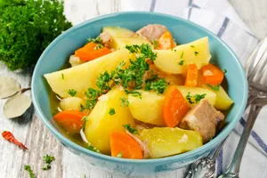 Тушеная курица с картошкой в духовке - пошаговый рецепт Тушеная курица с картошкой в духовке - пошаговый рецепт