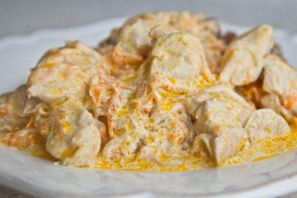 Тушкована курка з грибами у вершковому соусі