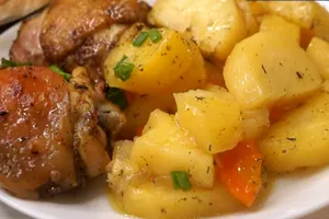 Тушеная курица с картошкой в рукаве - пошаговый рецепт Тушеная курица с картошкой в рукаве - пошаговый рецепт
