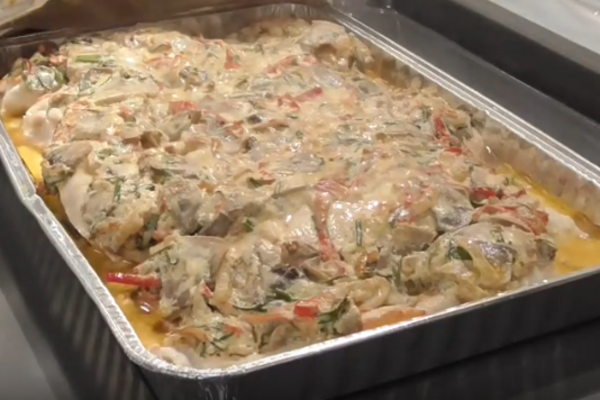 Курка, тушкована під вершково-грибним соусом