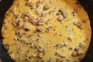 Тушкована курка із шампіньйонами у вершках - покроковий рецепт Тушкована курка із шампіньйонами у вершках - покроковий рецепт