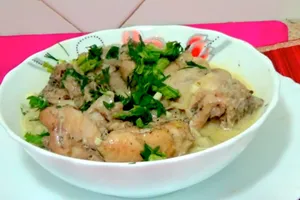 Тушеная курица в сметанном соусе - пошаговый рецепт Тушеная курица в сметанном соусе - пошаговый рецепт